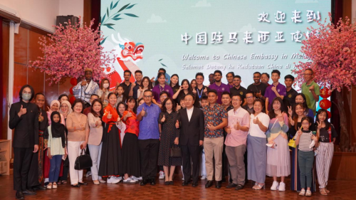 驻马来西亚大使欧阳玉靖出席使馆举办的端午节使馆开放日活动