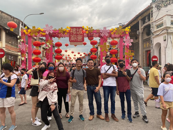 在马来西亚留学期间,除了学习之外,还有很多娱乐活动可以参加。以下是我为您介绍的一些娱乐活动: